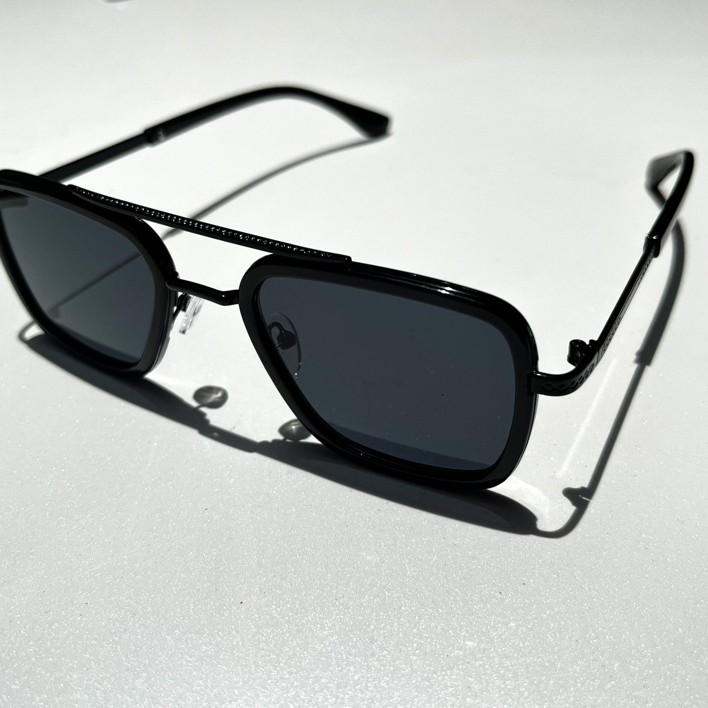 VINTAGE GLASSES: BLACK AVIATOR