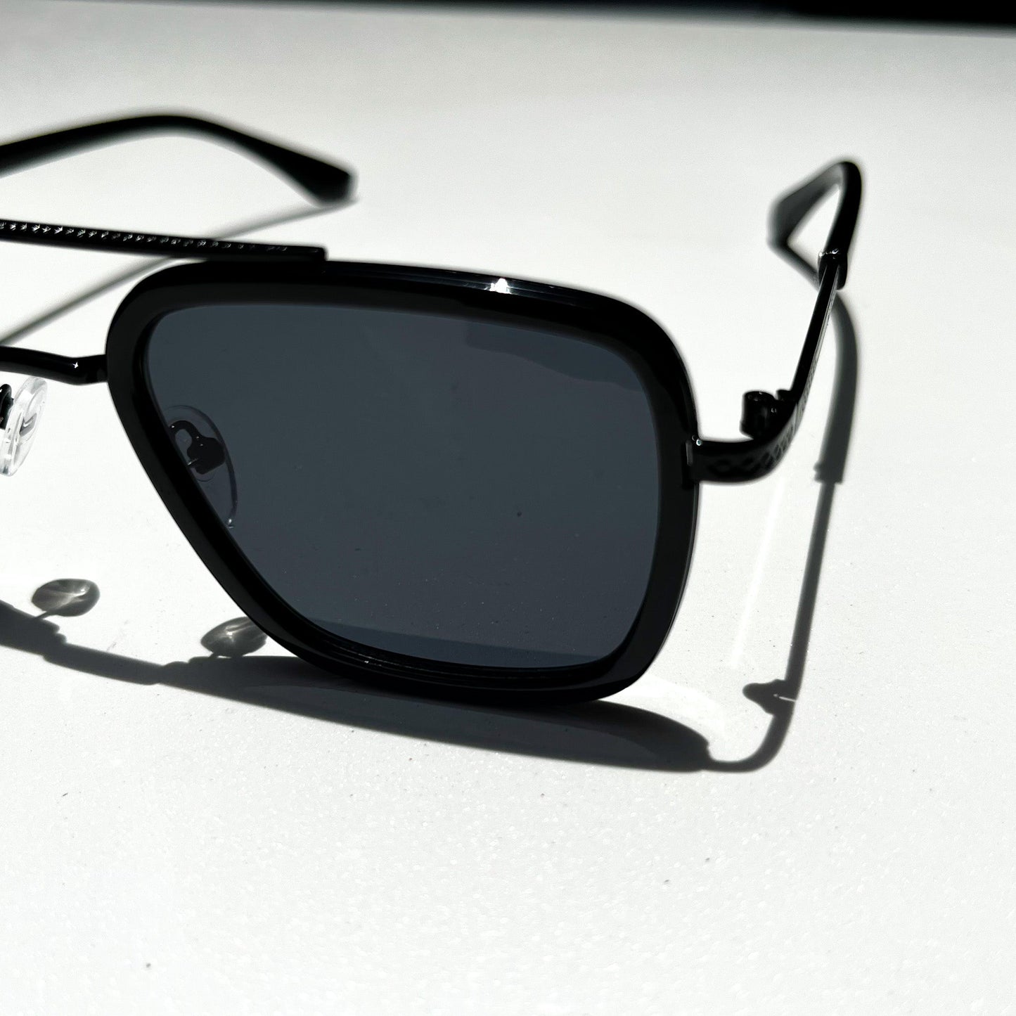 VINTAGE GLASSES: BLACK AVIATOR